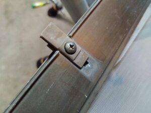 掃き出し網戸用外れ止め