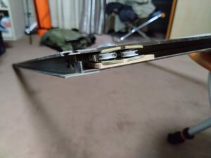 交換用部品と合板を重ねてはめ込み