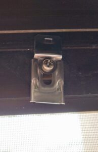 掃き出し網戸用外れ止め